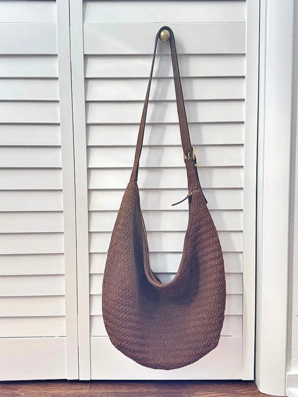 Madewell The Essential Curve Shoulder Bag in Handwoven Suede Brown - Picture 2 of 5